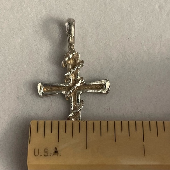 Vintage sterling silver cross charm with rope design - Picture 4 of 4